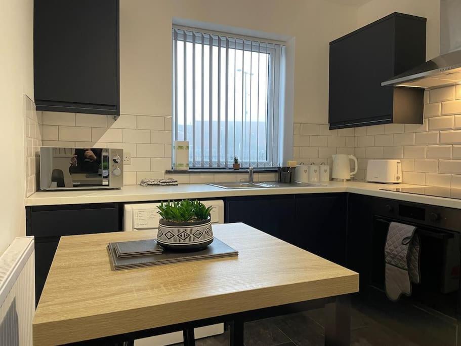 Modern Apartment With En-Suite & Private Kitchen Stoke-on-Trent Ngoại thất bức ảnh