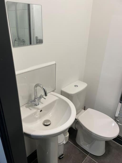 Modern Apartment With En-Suite & Private Kitchen Stoke-on-Trent Ngoại thất bức ảnh