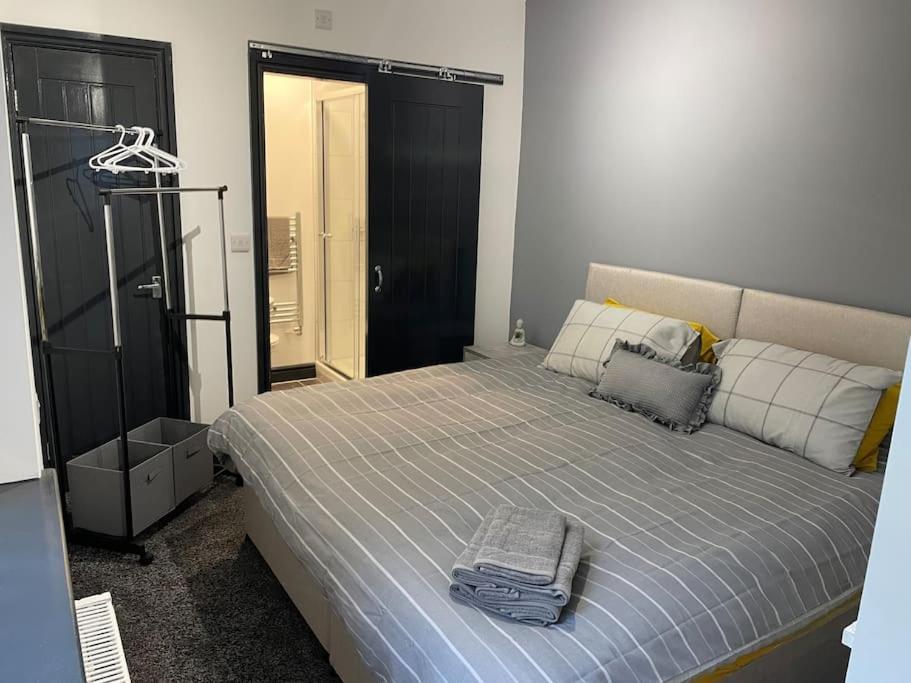 Modern Apartment With En-Suite & Private Kitchen Stoke-on-Trent Ngoại thất bức ảnh